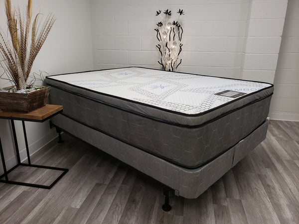 Full Pillow Top Mattress (mattress & boxspring)